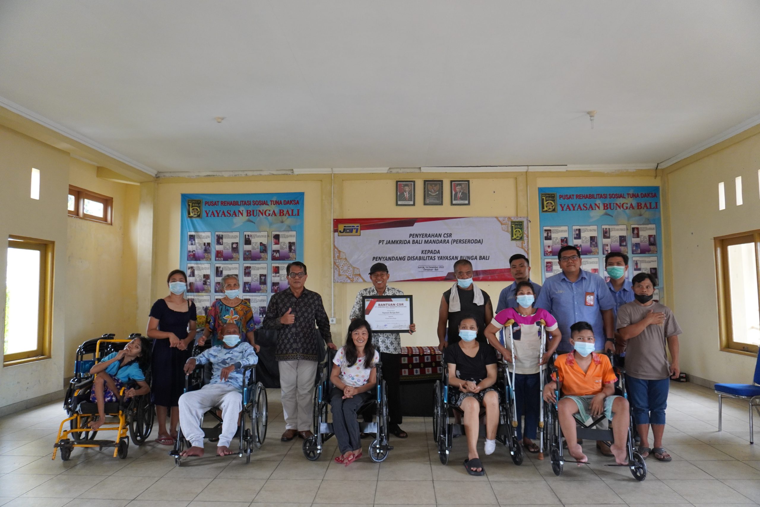 PT Jamkrida Bali Mandara (Perseroda) Serahkan CSR Berupa Kursi Roda kepada Penyandang Disabilitas Yayasan Bunga Bali