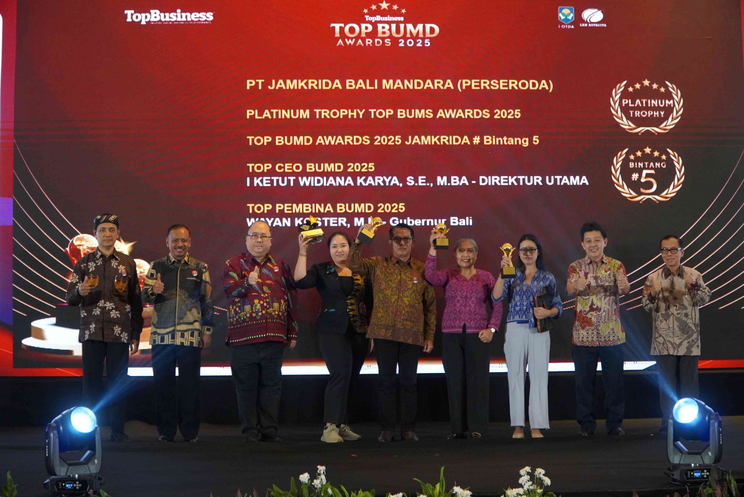 JAMKRIDA BALI RAIH PENGHARGAAN TERTINGGI “PLATINUM THROPY” TOP BUMD AWARDS 2025
