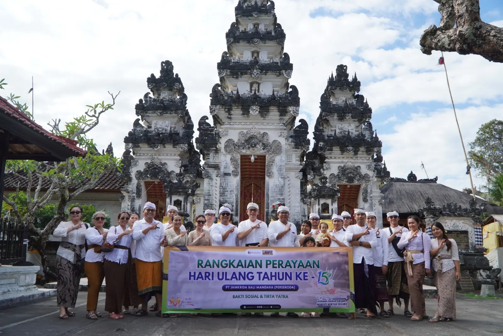 PT Jamkrida Bali Mandara (Perseroda) Laksanakan Tirtayatra sebagai Wujud Syukur dan Permohonan Restu Menyongsong Transformasi Perusahaan